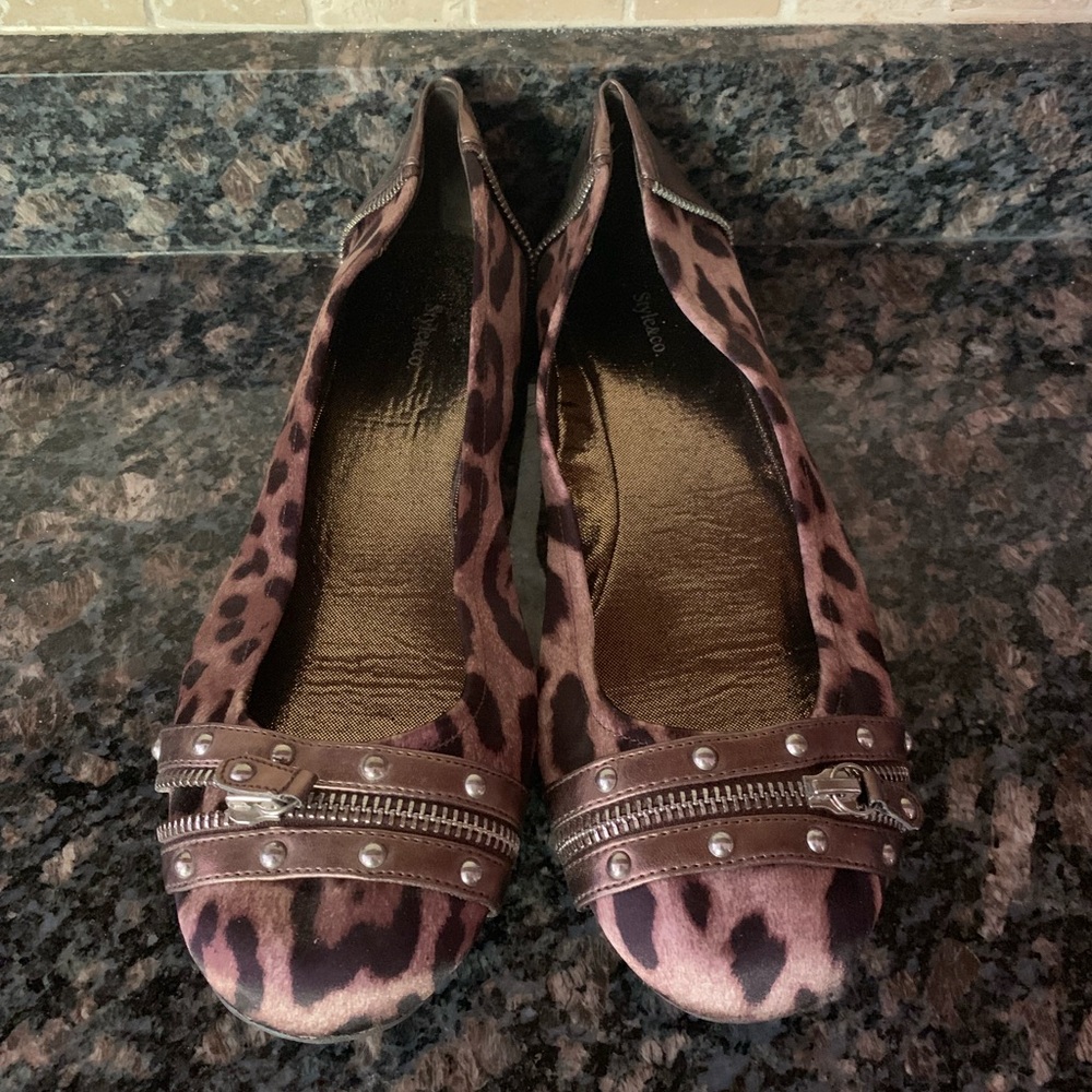 Flat leopard print shoes